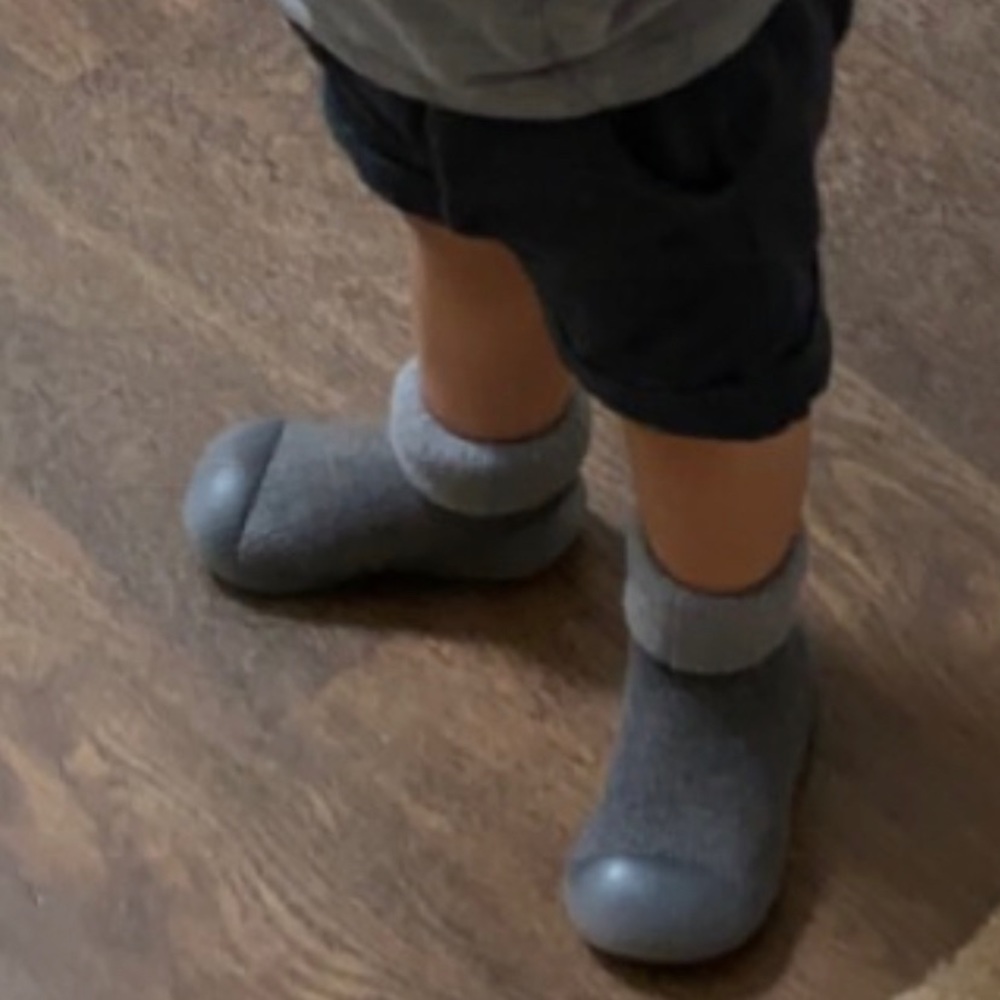 2Tinny Feet~ gray non-slip baby shoe/sock